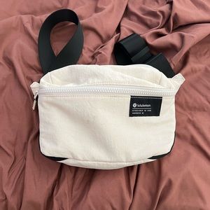 Lululemon Clean lines belt bag, 2L